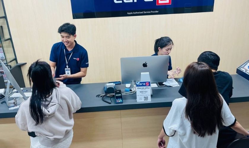 Mang máy đi kiểm tra nếu nắp lưng bị đội, vỡ lớn hoặc biến dạng